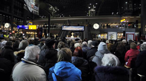 „Während die Regionalbahn und der ICE auf den Gleisen halten und Fahrgäste ein- und aussteigen, feiert die Berliner Stadtmission in der Osternacht und am Heiligabend Gottesdienst. Der gläserne Bahnhof wird zur Kathedrale.“