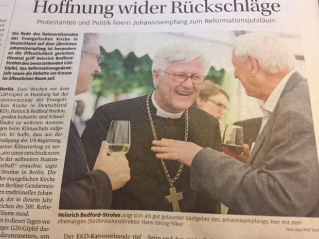 "Heinrich Bedford-Strohm zeigt sich als gut gelaunter Gastgeber des Johannisempfangs; hier mit dem ehemaligen Stadtmissionsdirektor Hans-Georg Filker."